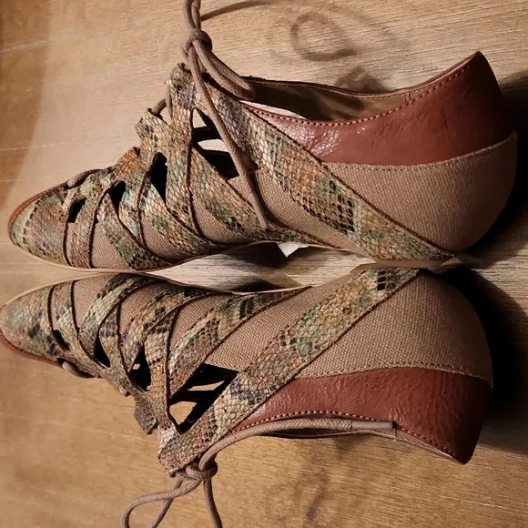 NWT SAKS OFF 5TH BEAUTIFUL LACE UP  FLATS
