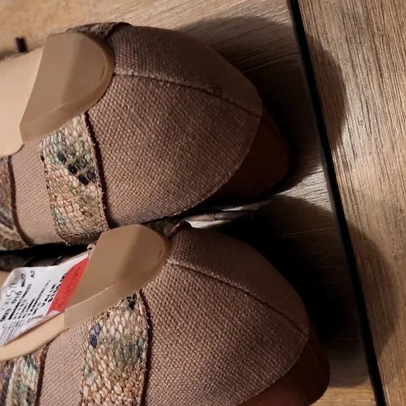 NWT SAKS OFF 5TH BEAUTIFUL LACE UP  FLATS