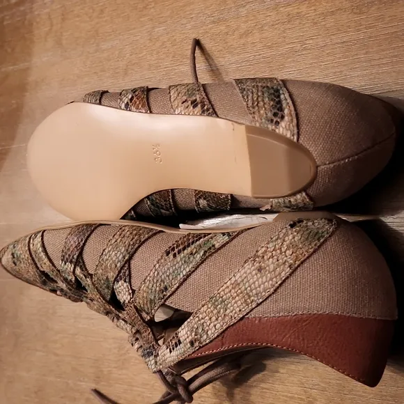 NWT SAKS OFF 5TH BEAUTIFUL LACE UP  FLATS