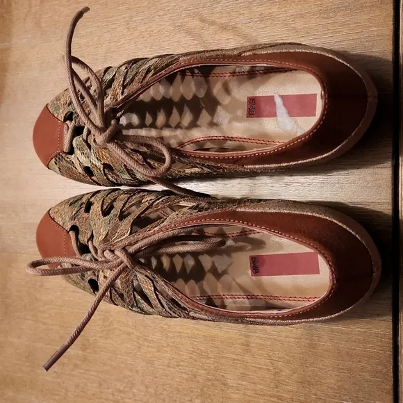 NWT SAKS OFF 5TH BEAUTIFUL LACE UP  FLATS