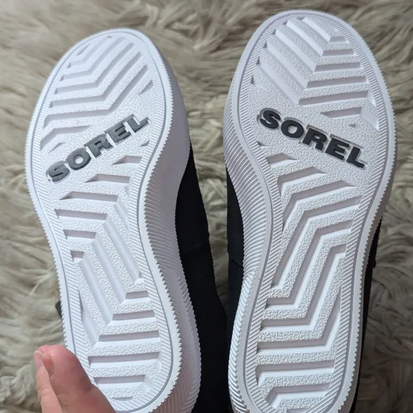 NWT Sorel Out N About Slip On Wedge Boot in Black and White