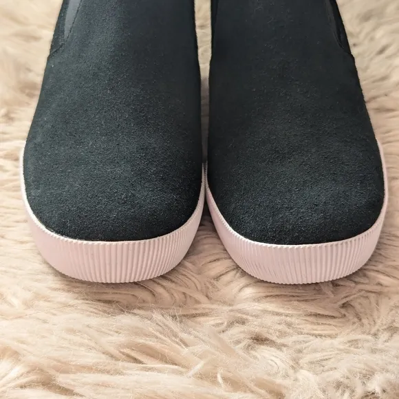 NWT Sorel Out N About Slip On Wedge Boot in Black and White