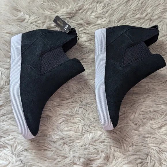 NWT Sorel Out N About Slip On Wedge Boot in Black and White