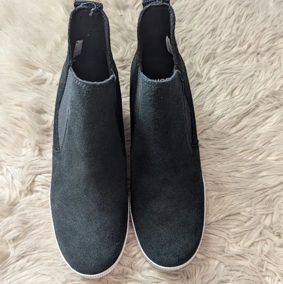 NWT Sorel Out N About Slip On Wedge Boot in Black and White
