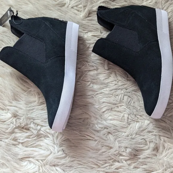 NWT Sorel Out N About Slip On Wedge Boot in Black and White