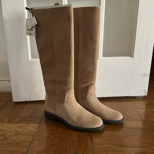 NWT. Zara flat split suede  boots with lining. Size 10, Euro 41.