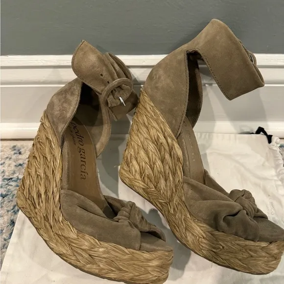 Pedro Garcia Taupe Grey Suede Jute Espadrille Wedges Size 38.5 Brand New