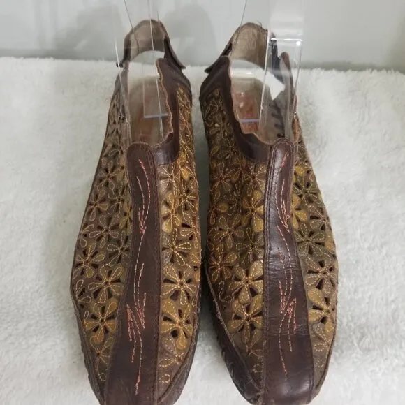 Pikolinos leather flats