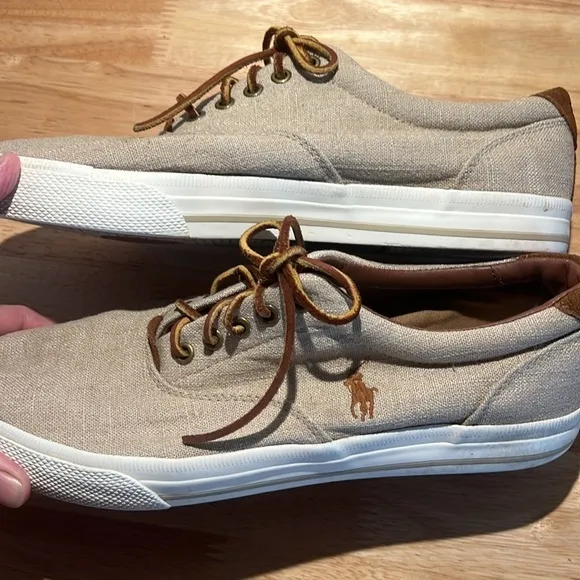 Polo Ralph Lauren men’s lace up shoes. Size 10D. Preowned. Good condition.