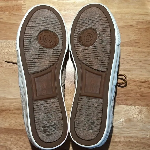 Polo Ralph Lauren men’s lace up shoes. Size 10D. Preowned. Good condition.