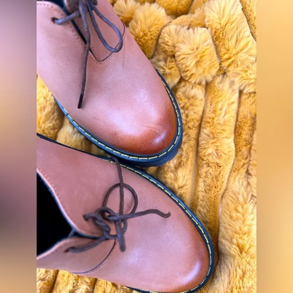 RARE Dr. Martens Brown Tan Leather Cordelia Heels with lace closure NWOT size 7