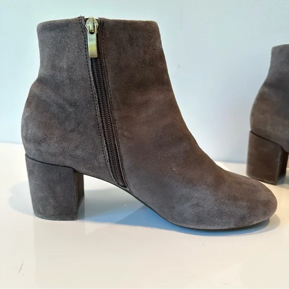 Rockport Gray Suede Leather Ruffle Heeled Ankle Boots, Size 8.5 Wide