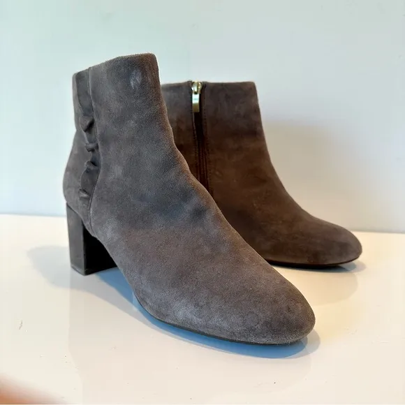 Rockport Gray Suede Leather Ruffle Heeled Ankle Boots, Size 8.5 Wide