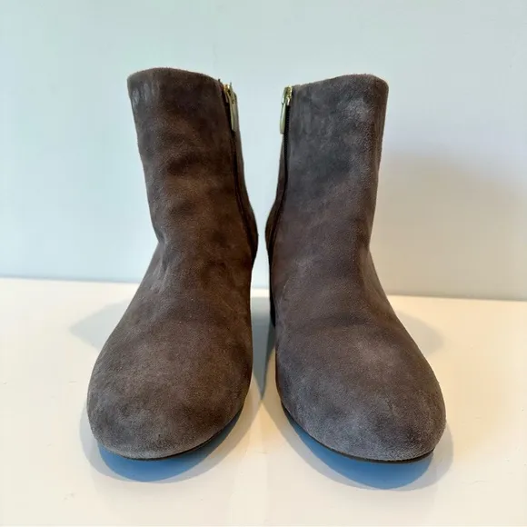 Rockport Gray Suede Leather Ruffle Heeled Ankle Boots, Size 8.5 Wide
