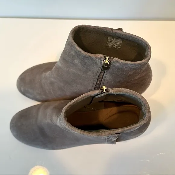 Rockport Gray Suede Leather Ruffle Heeled Ankle Boots, Size 8.5 Wide