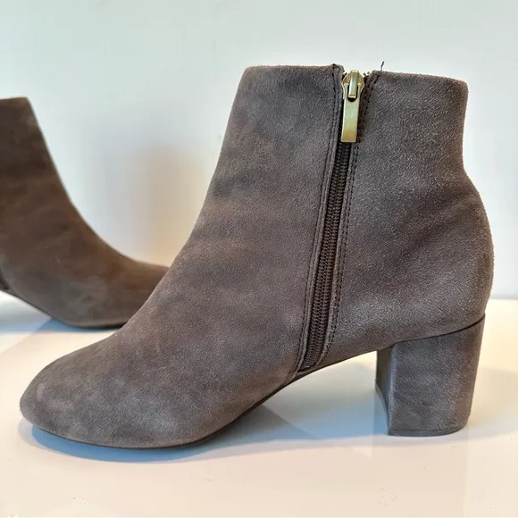 Rockport Gray Suede Leather Ruffle Heeled Ankle Boots, Size 8.5 Wide