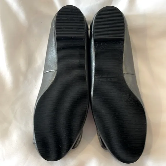 ROSE PETALS GUNMETAL FLATS BOW WITH SILVER CIRCLE.BEAUTIFULLY PADDED INSOLES NEW