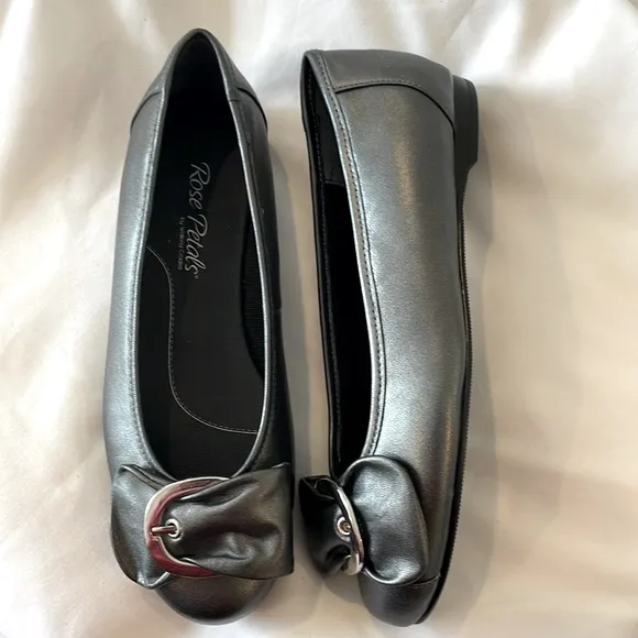 ROSE PETALS GUNMETAL FLATS BOW WITH SILVER CIRCLE.BEAUTIFULLY PADDED INSOLES NEW