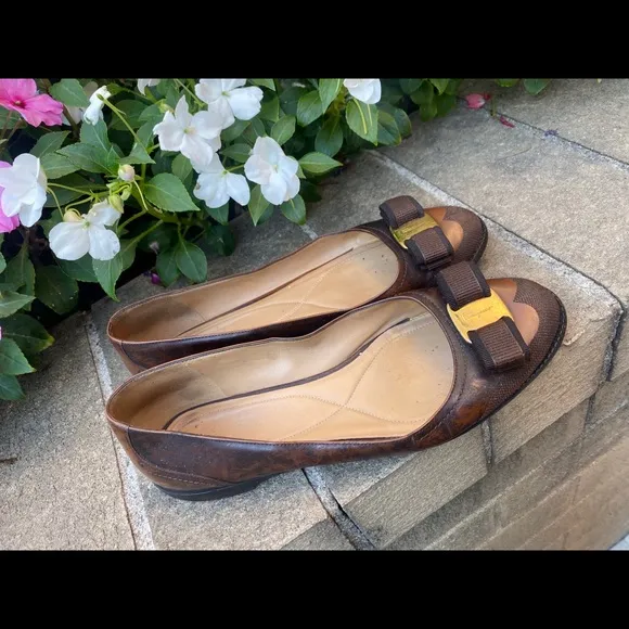 SALVATORE FERRAGAMO BROWN GOLD VNTG FLAT Shoes LUX