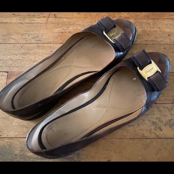 SALVATORE FERRAGAMO BROWN GOLD VNTG FLAT Shoes LUX
