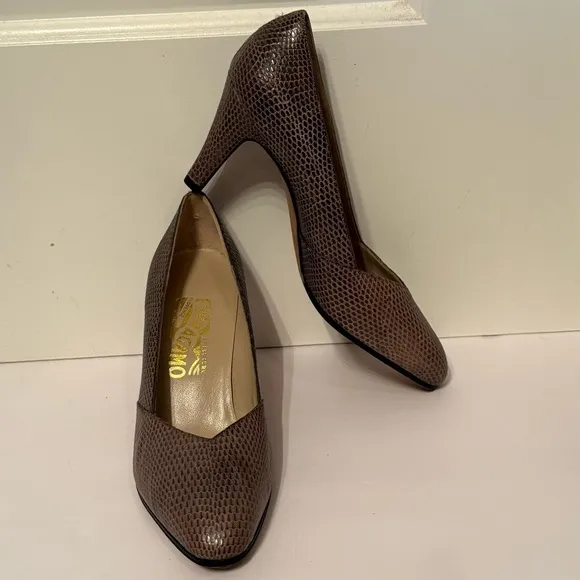 SALVATORE FERRAGAMO SHOES HEEL GRAY LEATHER PUMPS ITALY LUXURY SIZE 7.5 C NEW
