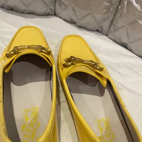 Salvatore Ferragamo yellow patten leather women’s driving flats w/gold bit