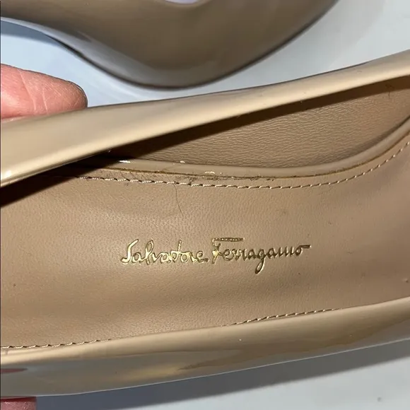 SALVATORE FERRAGMO JUDY PATENT LEATHER GANCINI LOGO PUMPS SIZE 8.5