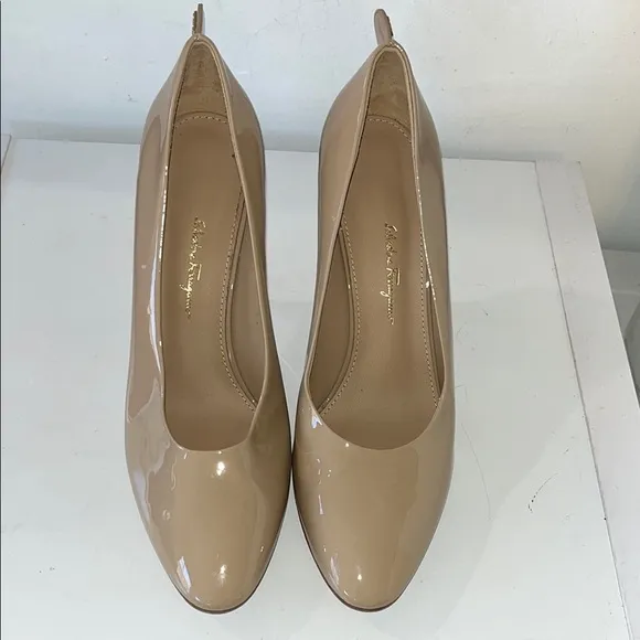 SALVATORE FERRAGMO JUDY PATENT LEATHER GANCINI LOGO PUMPS SIZE 8.5