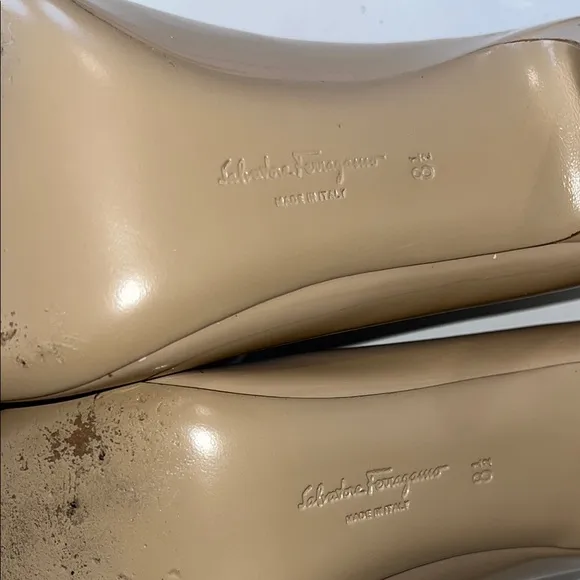 SALVATORE FERRAGMO JUDY PATENT LEATHER GANCINI LOGO PUMPS SIZE 8.5