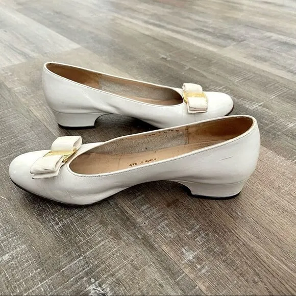 SALVATORE FERRAGAMO white leather shoes with bow detail