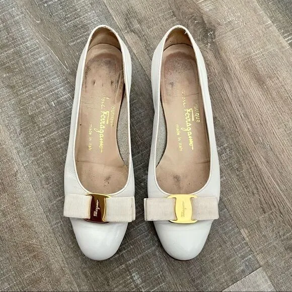 SALVATORE FERRAGAMO white leather shoes with bow detail