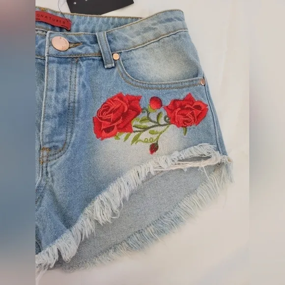 Signature 8 NWT Rose embroidered distressed hem denim jean shorts M