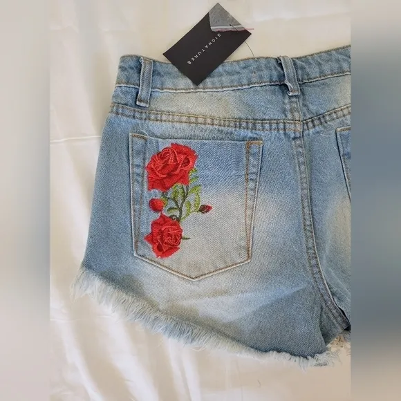 Signature 8 NWT Rose embroidered distressed hem denim jean shorts M