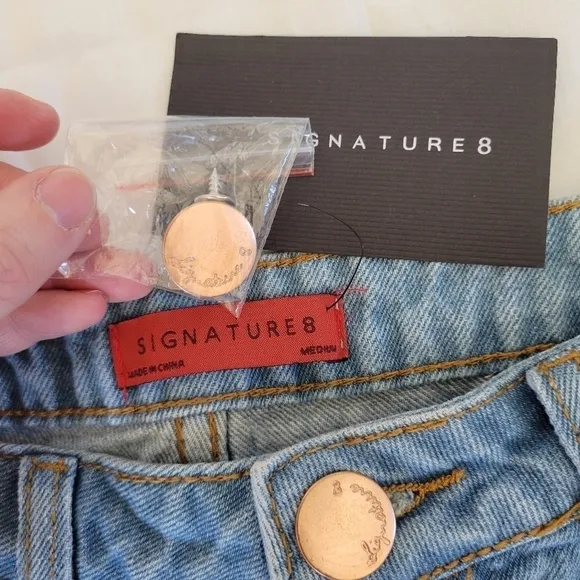 Signature 8 NWT Rose embroidered distressed hem denim jean shorts M