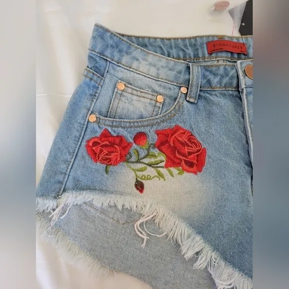 Signature 8 NWT Rose embroidered distressed hem denim jean shorts M