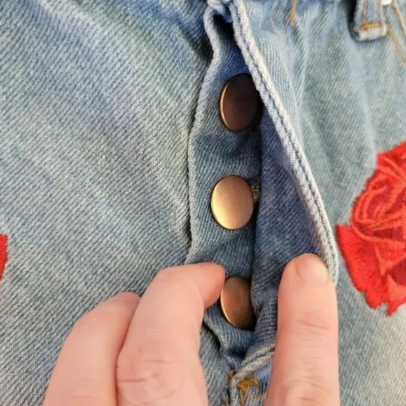 Signature 8 NWT Rose embroidered distressed hem denim jean shorts M