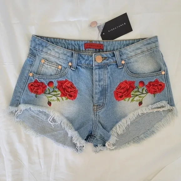 Signature 8 NWT Rose embroidered distressed hem denim jean shorts M