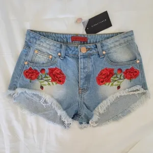 Signature 8 NWT Rose embroidered distressed hem denim jean shorts M