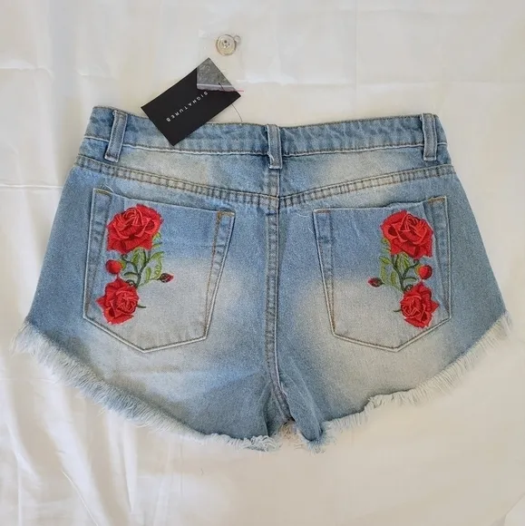 Signature 8 NWT Rose embroidered distressed hem denim jean shorts M