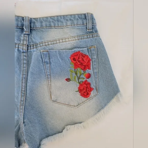 Signature 8 NWT Rose embroidered distressed hem denim jean shorts M