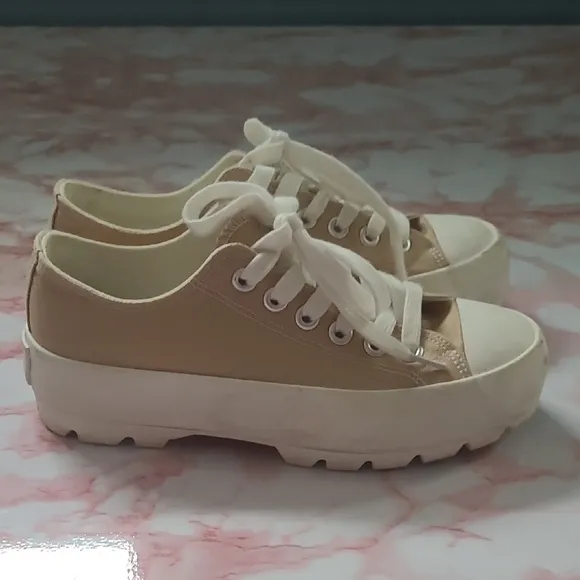 Sincerely Jules Vasco Tan Canvas Platform Sneakers Sz 6.5M