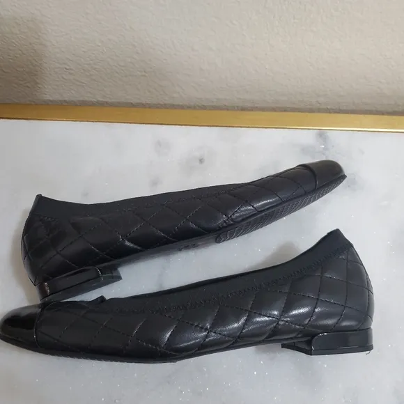 Stuart Weitzman Black Quilted Leather Flats Women's Shoe Size 7 N