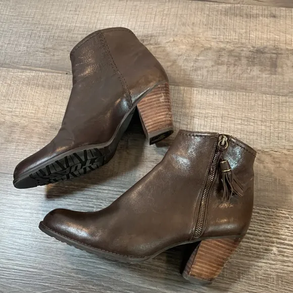 Stuart Weitzman brown leather heeled boots size 8 1/2