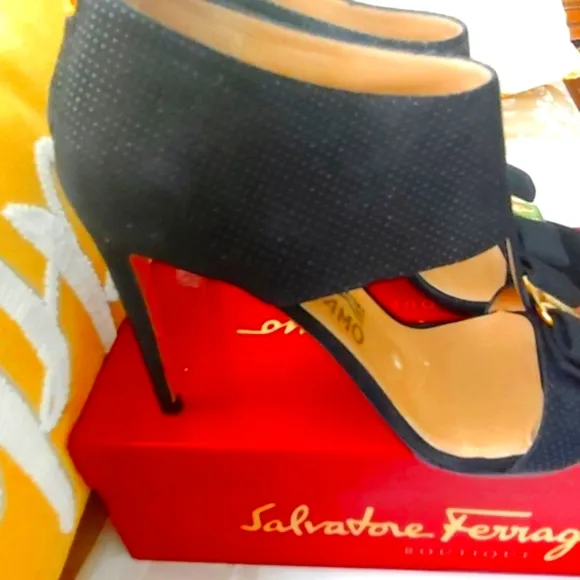 STUNNING! SALVATORE FERRAGAMO 7.5 SANDAL SUEDE DIAMOND SIGNATURE VARA BOW HEELS