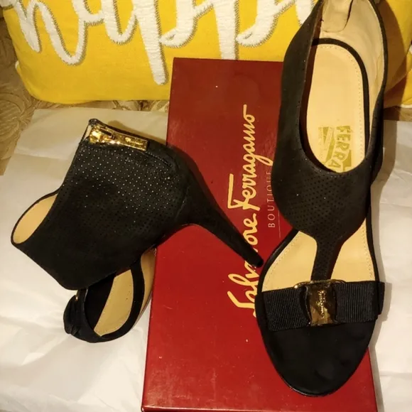 STUNNING! SALVATORE FERRAGAMO 7.5 SANDAL SUEDE DIAMOND SIGNATURE VARA BOW HEELS