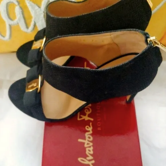 STUNNING! SALVATORE FERRAGAMO 7.5 SANDAL SUEDE DIAMOND SIGNATURE VARA BOW HEELS