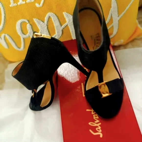STUNNING! SALVATORE FERRAGAMO 7.5 SANDAL SUEDE DIAMOND SIGNATURE VARA BOW HEELS