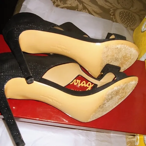 STUNNING! SALVATORE FERRAGAMO 7.5 SANDAL SUEDE DIAMOND SIGNATURE VARA BOW HEELS