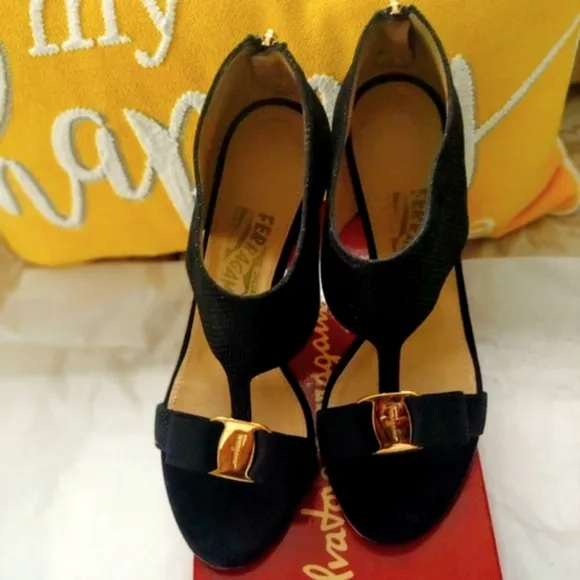 STUNNING! SALVATORE FERRAGAMO 7.5 SANDAL SUEDE DIAMOND SIGNATURE VARA BOW HEELS