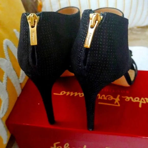 STUNNING! SALVATORE FERRAGAMO 7.5 SANDAL SUEDE DIAMOND SIGNATURE VARA BOW HEELS